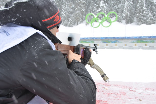 Jemand schießt mit dem Gewehr im Schnee